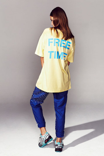 Kinoak - dámské žluté tričko s potiskem, modré kalhoty s puntíky