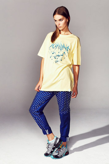 Kinoak - dámské žluté tričko s potiskem, modré kalhoty s puntíky