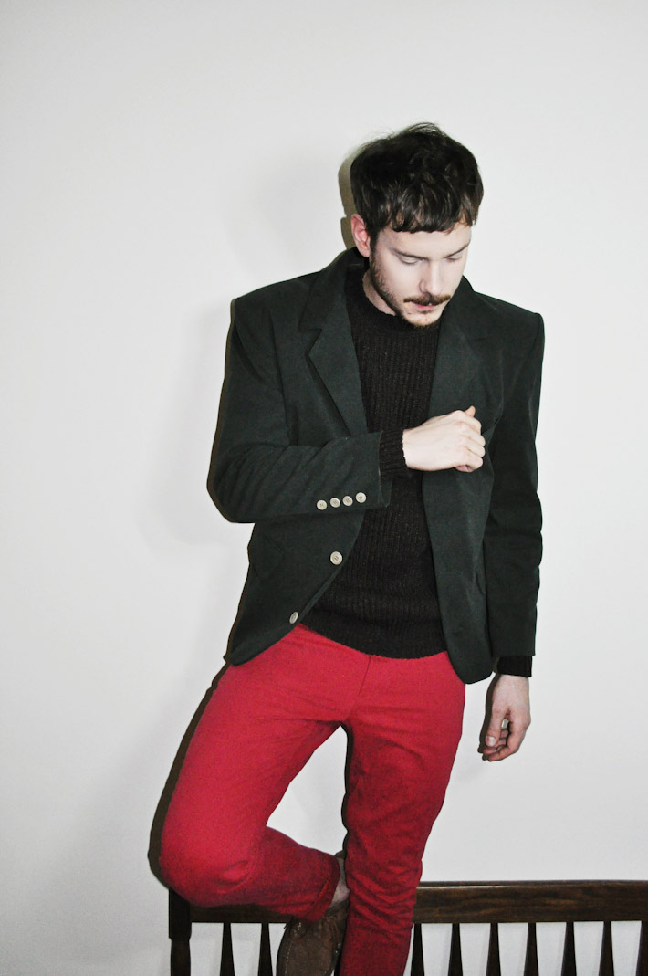 Kele pánské zelené sáčko, černý pletený svetr, červené kalhoty