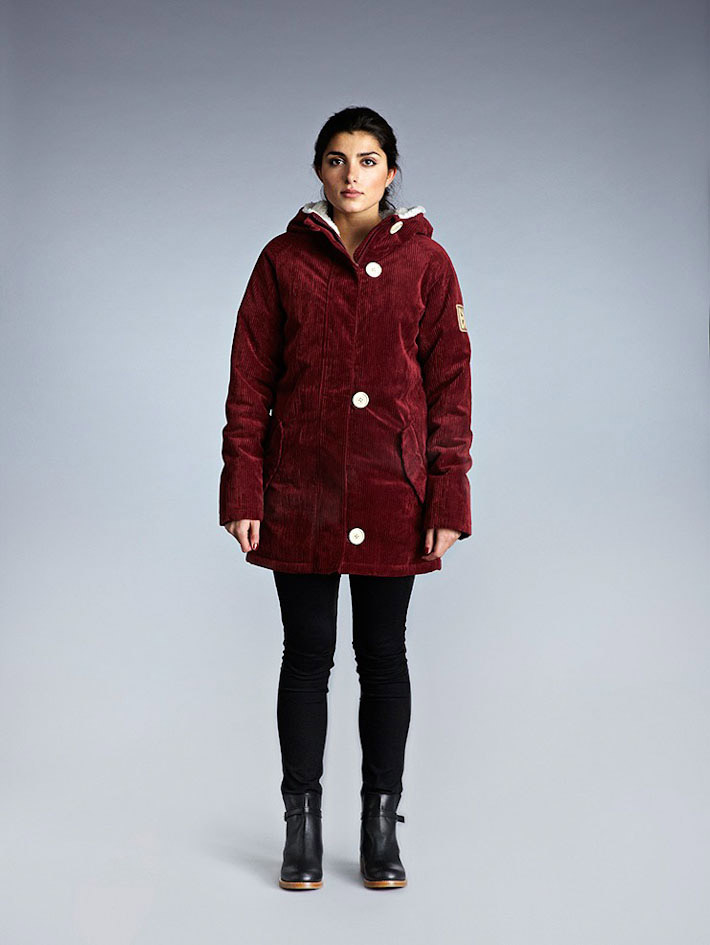 Makia dámský červený manšestrový zimní kabát s kapucí a s kožešinou