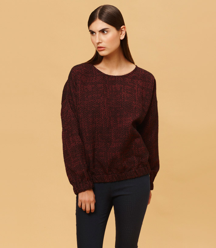 Libertine Libertine tmavě červený svetr, černé uplé kalhoty hadí vzor