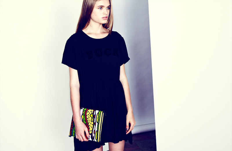 Lazy Oaf černé šaty, barevné psaníčko se vzorem