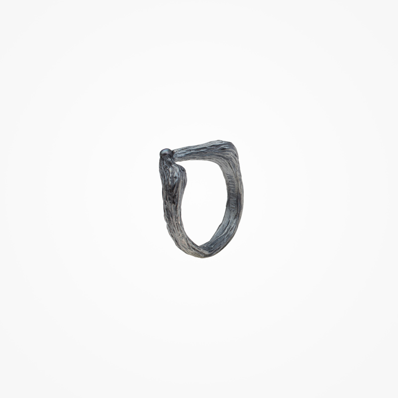 Antipearle – stříbrný prsten s rutheniem, říční perla