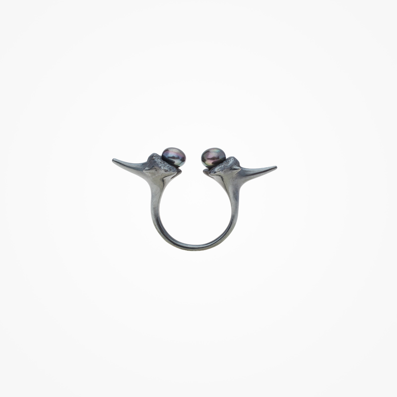 Antipearle – stříbrný prsten, povrch ruthenium, říční perly
