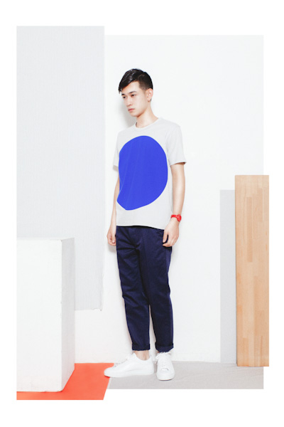 Aloye – pánské šedé tričko, minimalistický motiv, modré kalhoty