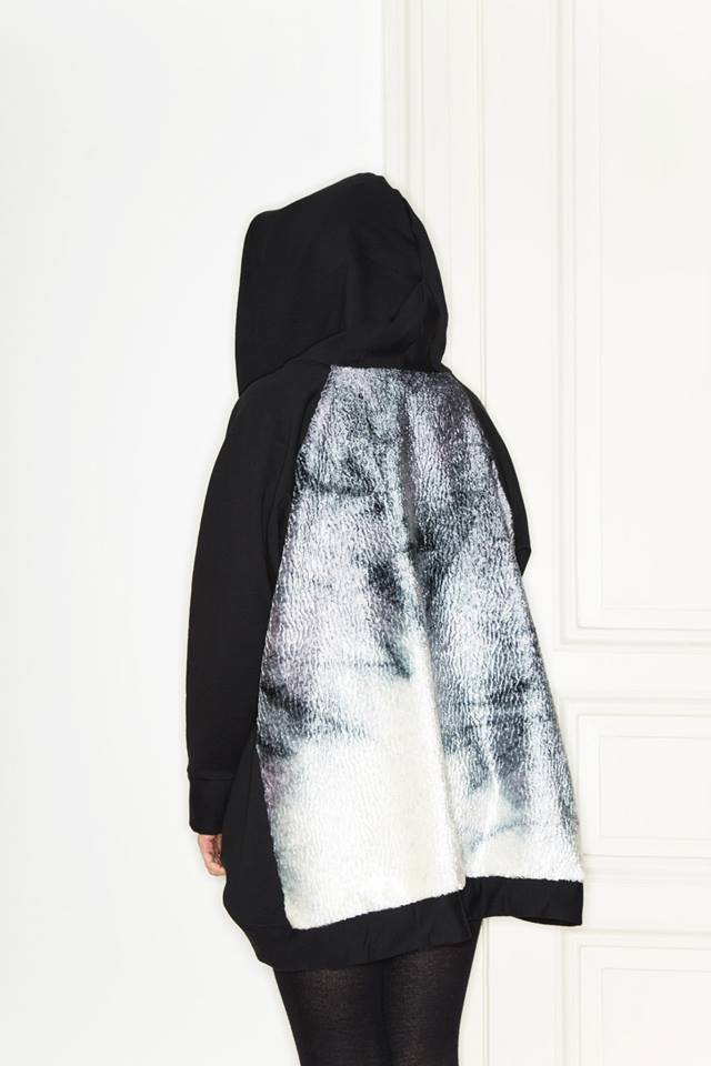 MONGOL – Monika Přikrylová – dlouhá černá mikina s kapucí, stříbrná záda