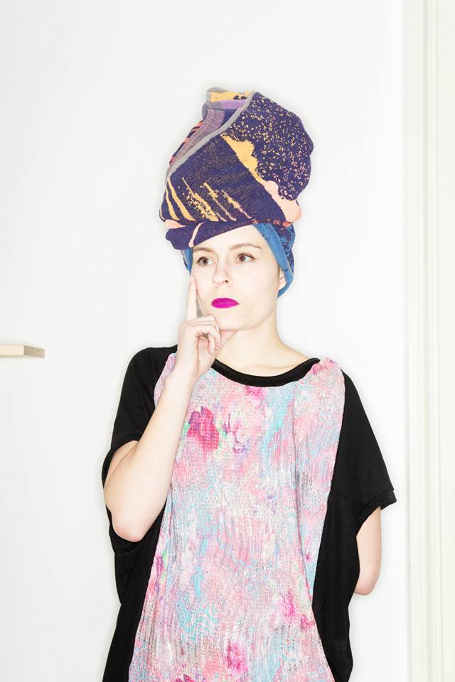 MONGOL – Monika Přikrylová – černé triško s barevným vzorem