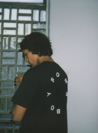 Omniboys – černé triko s potiskem na zádech