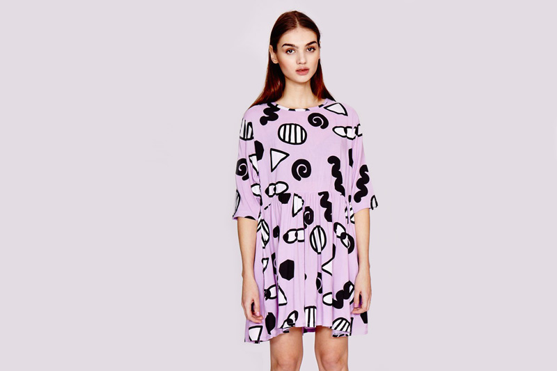 Lazy Oaf – dámské (dívčí) růžové šaty s grafickými symboly | Dámské oblečení