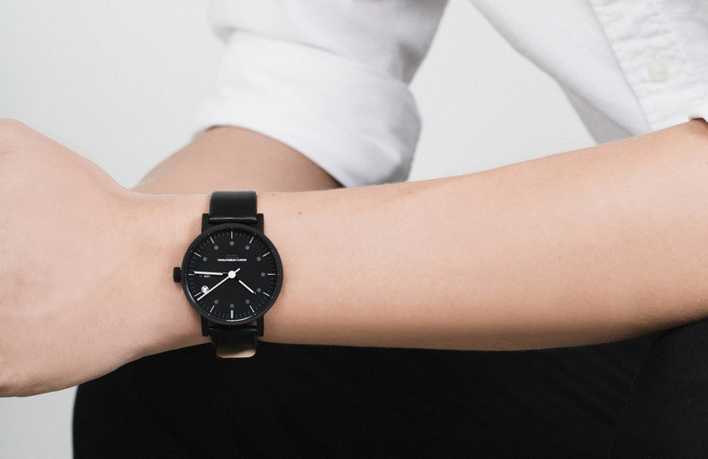 Ghostly International – černé náramkové hodinky, designové, kožený řemínek | Pánské a dámské hodinky