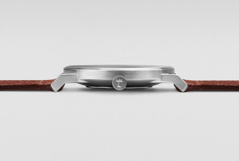 Hodinky Triwa Klinga – pouzdro stříbrné barvy, světle hnědý náramek, detail