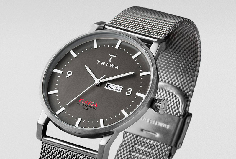 Hodinky Triwa Klinga – náramkové, pánské, dámské, stříbrné pouzdro, stříbrný ocelový náramek, tmavě šedý ciferník