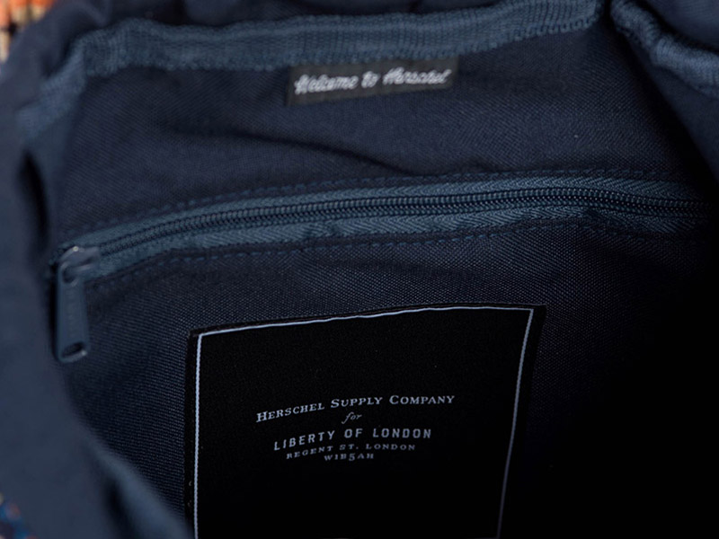 Batoh Herschel Supply x Liberty — detail úložného prostoru batohu