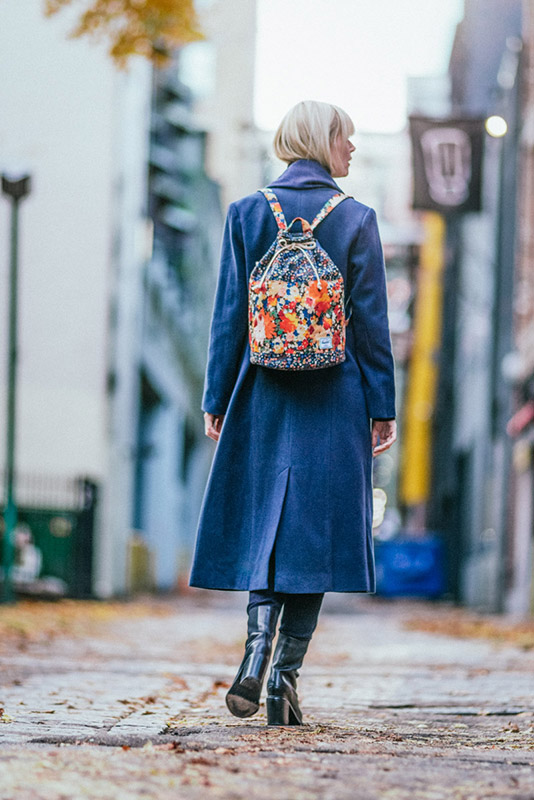 Herschel Supply x Liberty — modrý plátěný (bavlněný) trendy batoh na záda, dámský, květinové vzory