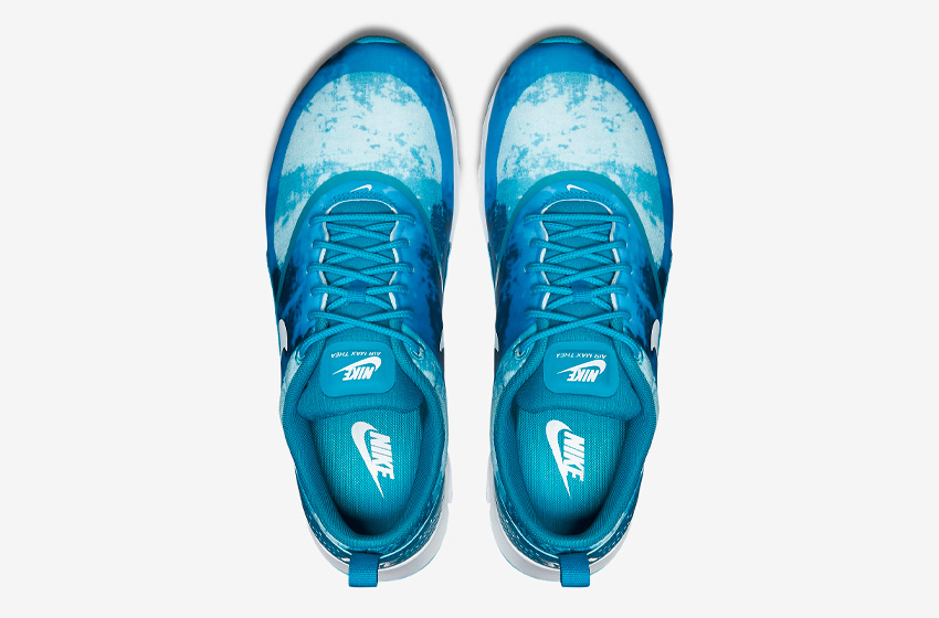 Nike Air Max Thea — dámské boty se vzorem, tyrkysové, modré sneakers, bílá podrážka, horní pohled
