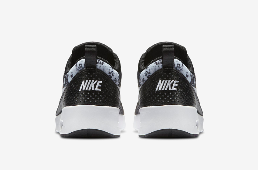 Nike Air Max Thea — černé s bledě modrými plochami, dámské, bílá podrážka, zadní pohled