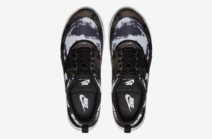 Nike Air Max Thea — dámské boty se vzorem, černé sneakers s bledě modrými plochami, bílá podrážka, horní pohled