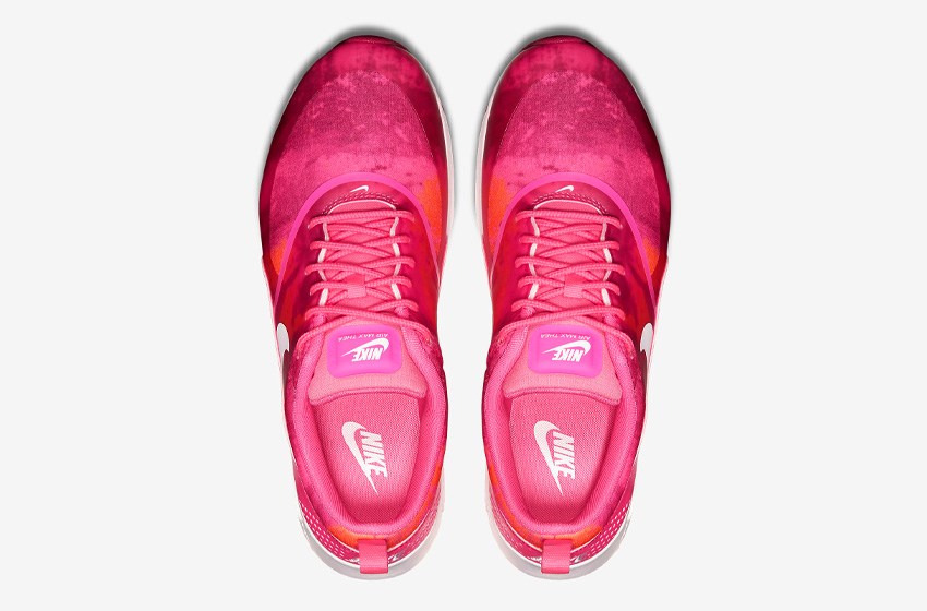 Nike Air Max Thea – dámské boty se vzorem, růžové sneakers, bílá podrážka, horní pohled