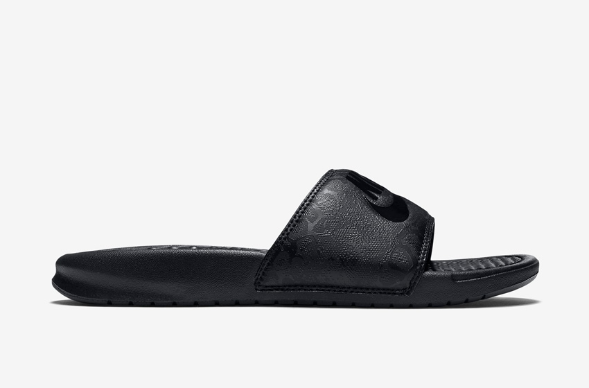 Nike Benassi Just Do It Print – dámské pantofle, letní nazouváky – černé, černá podrážka