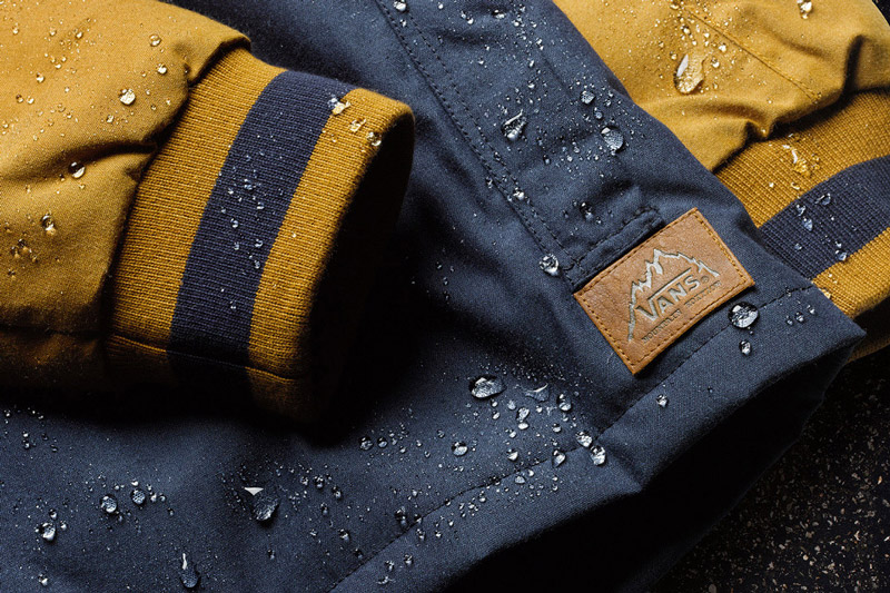 Vans — Mountain Edition — podzimní/zimní zateplená bunda Winnipeg, modrá, žluté rukávy — pánská