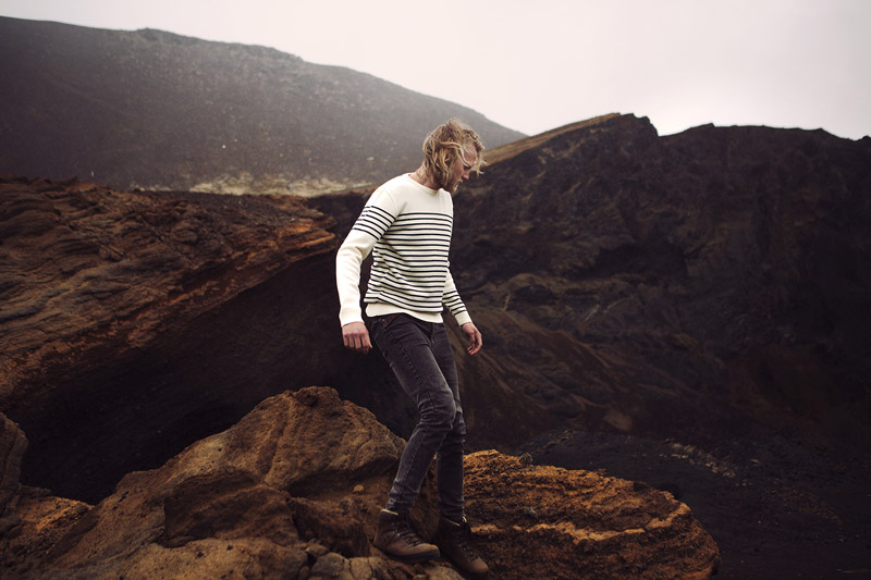 Olow — pánský bílý svetr s modrými proužky, tmavě šedé skinny džíny (jeansy) — pánské oblečení — lookbook podzim/zima 2015