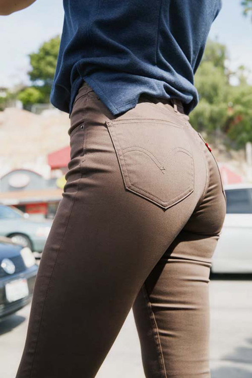 Levi’s — dámské sexy rifle, strečové jeansy, hnědé — cyklistické oblečení — podzim 2015