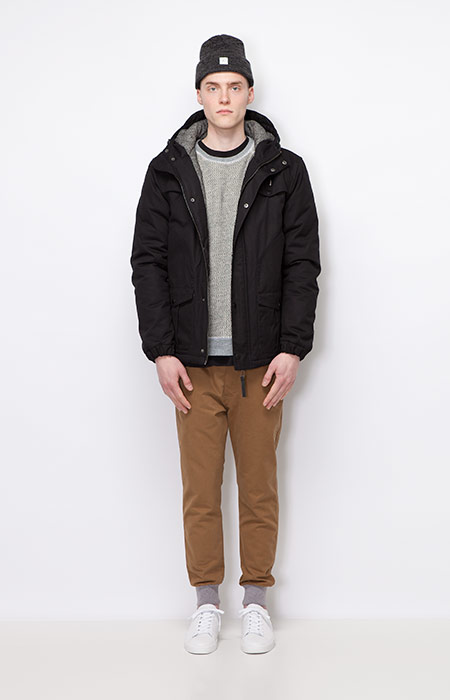 Ucon Acrobatics — pánská zimní bunda/parka s kapucí, černá — joggers kalhoty, hnědé — pánské oblečení — podzim/zima 2015