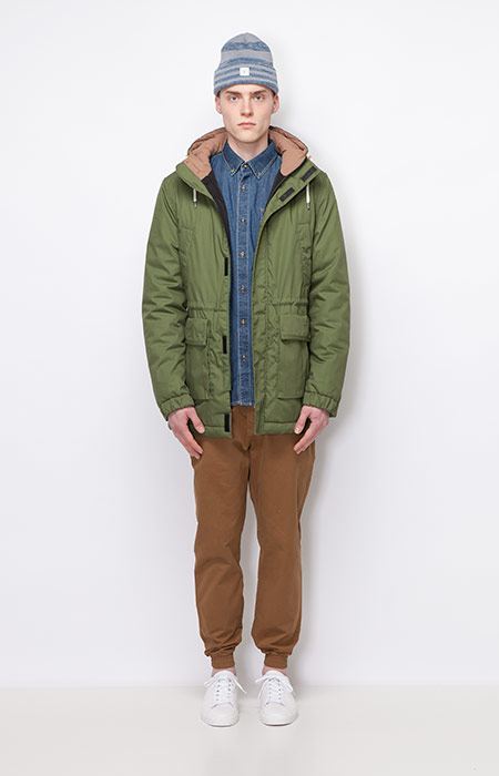 Ucon Acrobatics — pánská zimní bunda/parka s kapucí, zelená — joggers kalhoty, hnědé — pánské oblečení — podzim/zima 2015