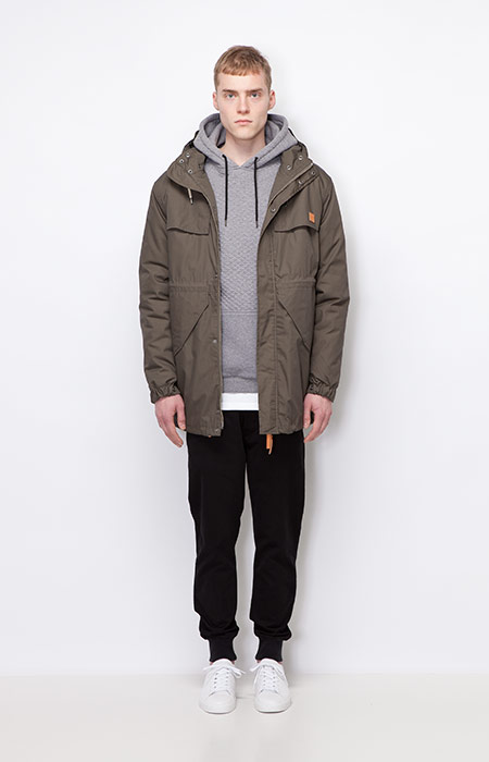 Ucon Acrobatics — pánská zimní bunda/parka s kapucí, tmavě šedá — joggers kalhoty, černé — pánské oblečení — podzim/zima 2015