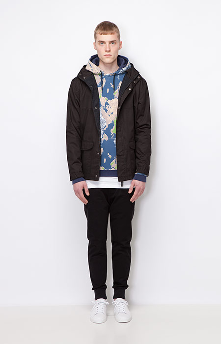Ucon Acrobatics — pánská podzimní bunda/parka s kapucí, tmavě černá — joggers kalhoty, černé, barevná mikina se vzorem s kapucí — pánské oblečení — podzim/zima 2015