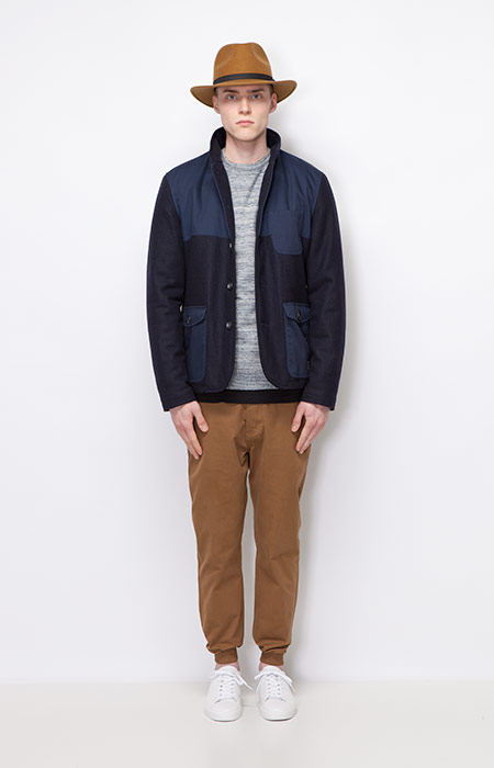 Ucon Acrobatics — pánská modrá podzimní bunda bez kapuce — hnědé kalhoty joggers s úplety — pánské oblečení — podzim/zima 2015