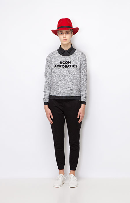 Ucon Acrobatics — dámský melírový šedý svetr — dámské černé joggers kalhoty — dámské oblečení podzim/zima 2015