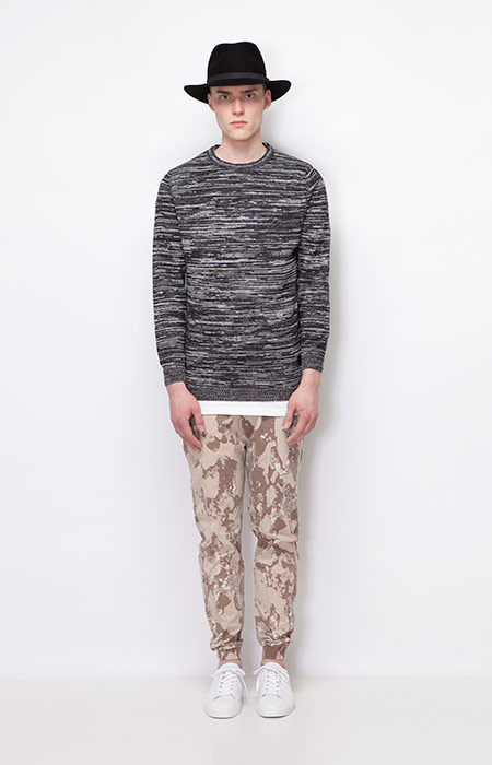 Ucon Acrobatics — pánský svetr s podélným vzorem — joggers kalhoty se vzorem, hnědé — pánské oblečení — podzim/zima 2015