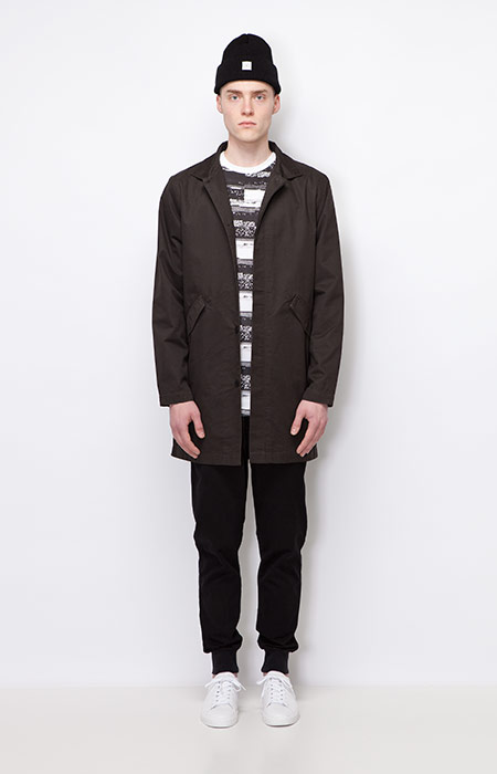 Ucon Acrobatics — dlouhá podzimní bunda bez kapuce, černý kabát — černé kalhoty joggers — pánské oblečení — podzim/zima 2015