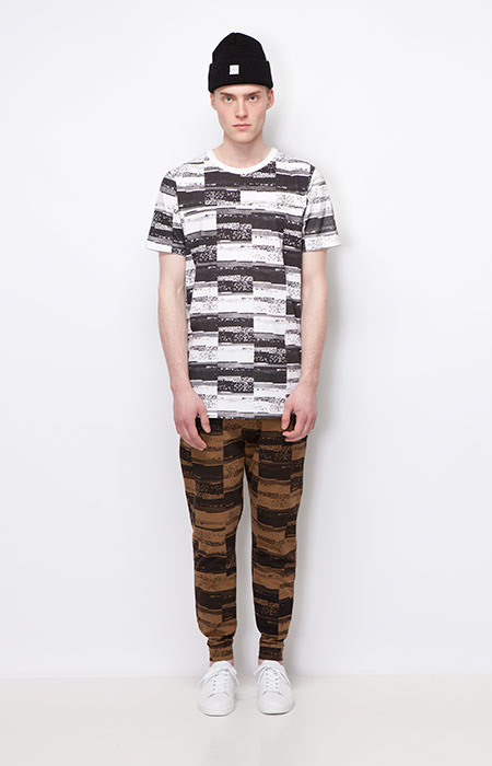 Ucon Acrobatics — černo-bílé tričko se vzorem, pánské — hnědé kalhoty joggers se vzorem — pánské oblečení — podzim/zima 2015