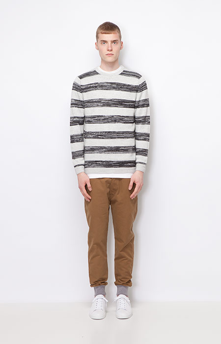 Ucon Acrobatics — pánský šedo-bílý svetr, pruhovaný — hnědé kalhoty joggers — pánské oblečení — podzim/zima 2015