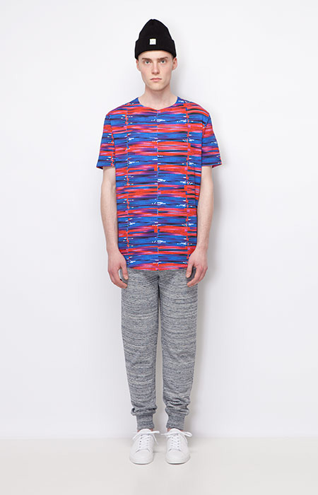 Ucon Acrobatics — pánské tričko s psychedelickým vzorem, červeno-modré — pánské šedé tepláky s úplety — pánské oblečení — podzim/zima 2015