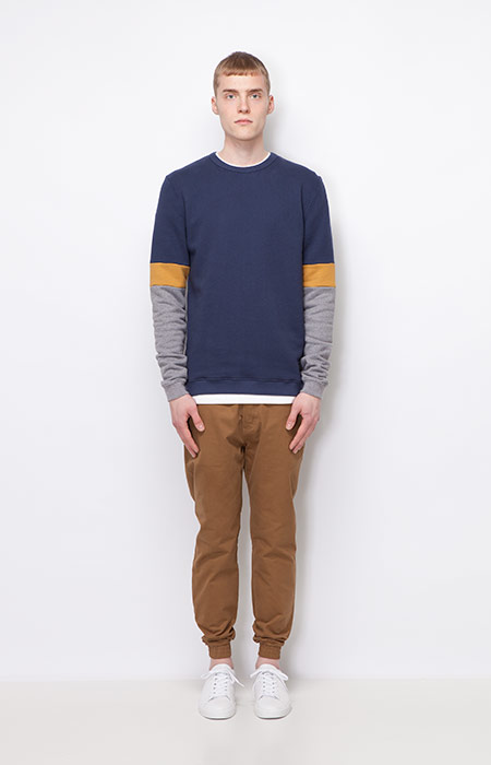Ucon Acrobatics — trojbarevná mikina, modro-oranžovo-šedá, pánská — hnědé kalhoty joggers — pánské oblečení — podzim/zima 2015