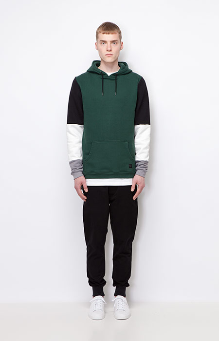 Ucon Acrobatics — barevná mikina s kapucí, zelená, pánská — černé kalhoty joggers s úplety — pánské oblečení — podzim/zima 2015