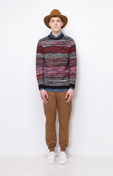 Ucon Acrobatics — barevný pánský svetr — hnědé kalhoty joggers — pánské oblečení — podzim/zima 2015
