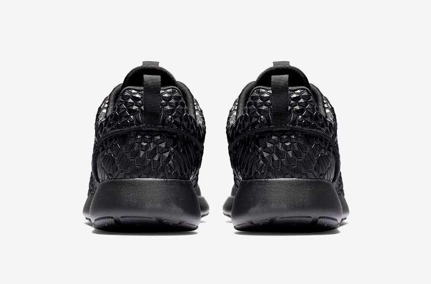 Nike Roshe One DMB — černé dámské boty, tenisky, sneakers, běžecké — Diamondback Triple Black — zadní pohled