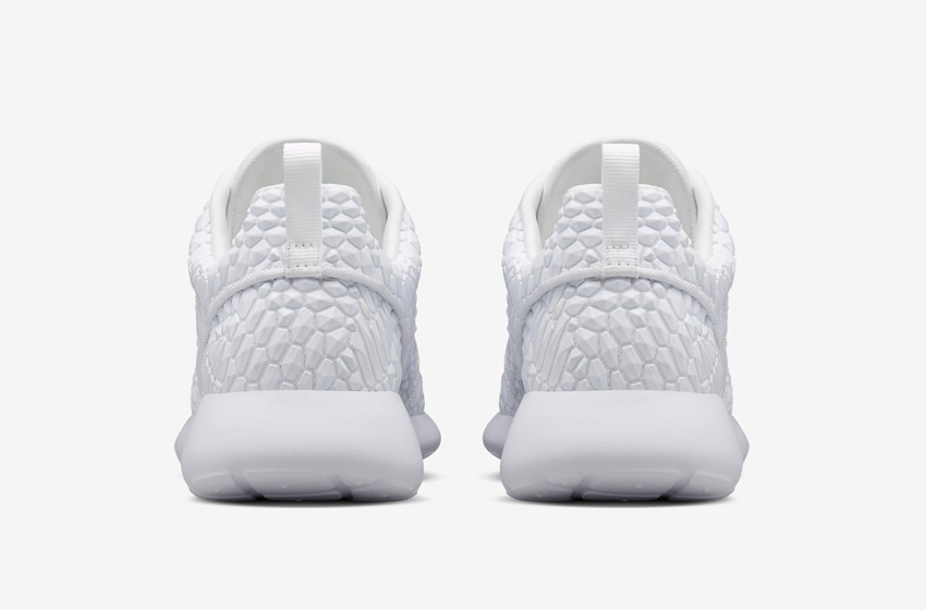Nike Roshe One DMB — bílé dámské boty, tenisky, sneakers, běžecké — Diamondback Triple White — zadní pohled