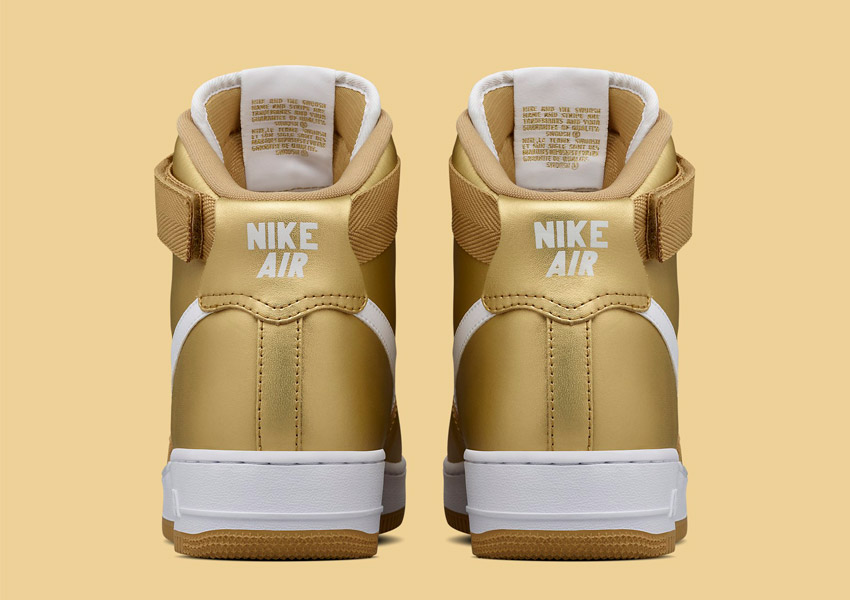 Nike Air Force 1 High — Metallic Gold — vysoké kotníkové boty — zadní pohled — Nikelab