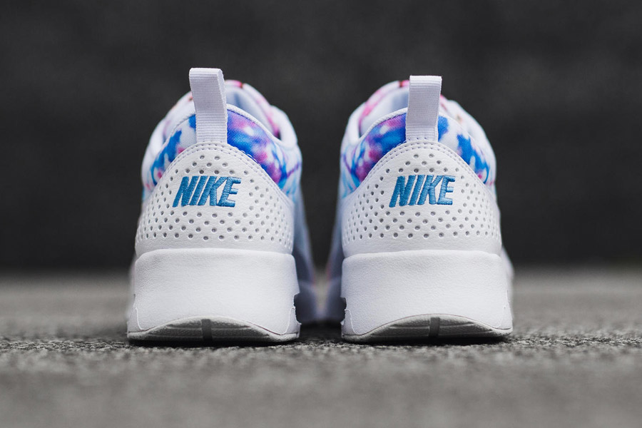 Nike Air Max Thea Print — Cherry Blossom — zadní pohled — bílé — růžové třešňové květy