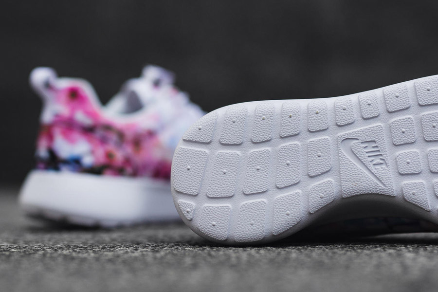 Nike Roshe One — Cherry Blossom — dámské tenisky, boty, sneakers — bílé — růžové třešňové květy