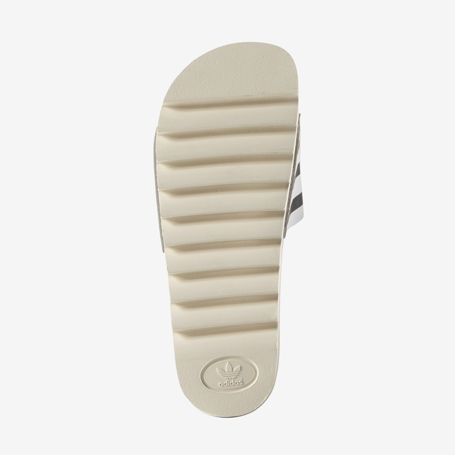 adidas Originals Adilette Wood — pantofle — dámské nazouváky — podrážka