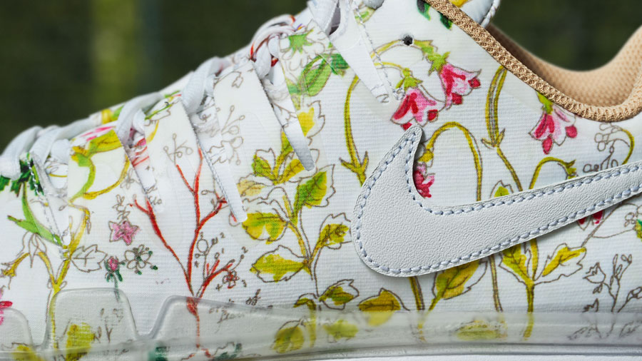 NikeCourt x Liberty Air Zoom Vapor 9.5 — boty, tenisky — dámské — bílé — barevný rostlinný vzor