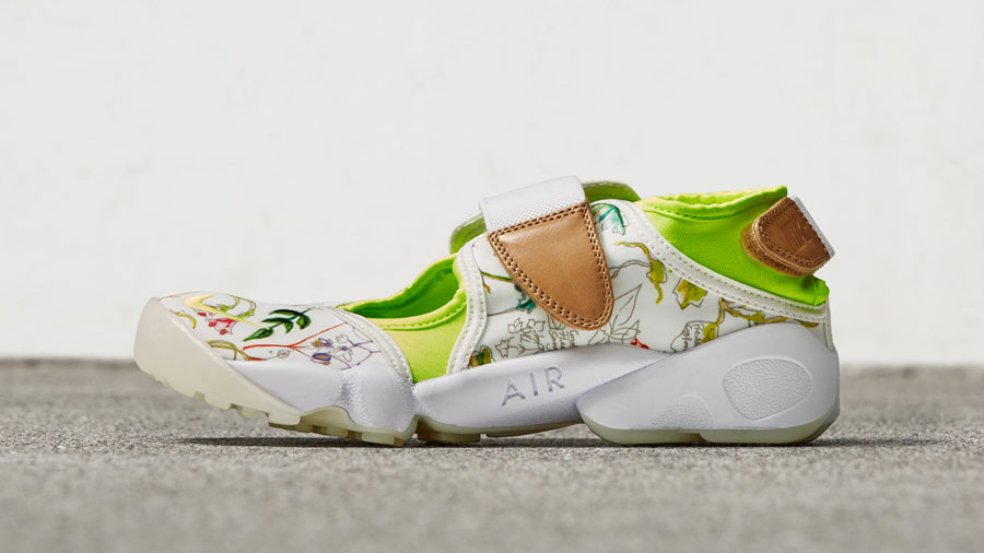 NikeCourt x Liberty Air Rift — boty, tenisky — dámské — bílé — barevný rostlinný vzor