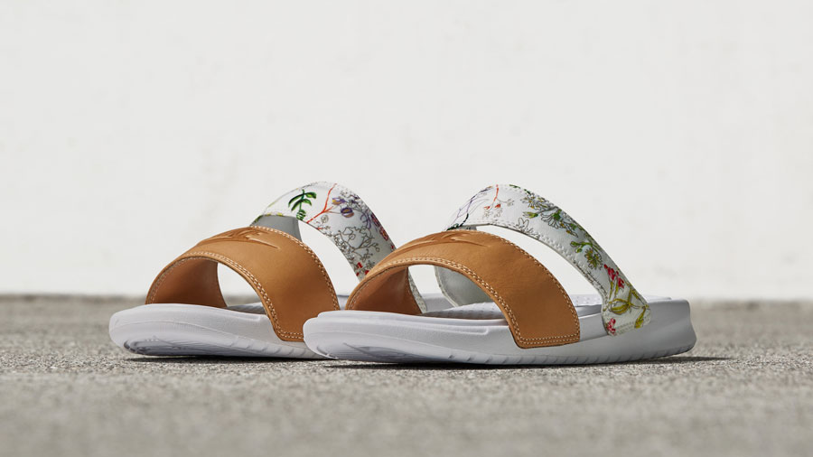 NikeCourt x Liberty Benassi Slide — pantofle, nazouvák — dámské — bílé — barevný rostlinný vzor