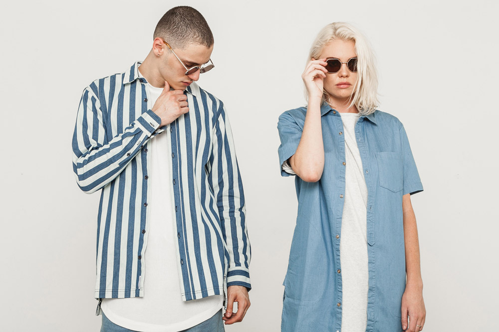 Publish — pánská pruhovaná košile, dlouhý rukáv, modro-bílá — dámská jeans košile s krátkým rukávem, dlouhá, světle modrá — His and Hers — lookbook — pánské oblečení, dámské oblečení